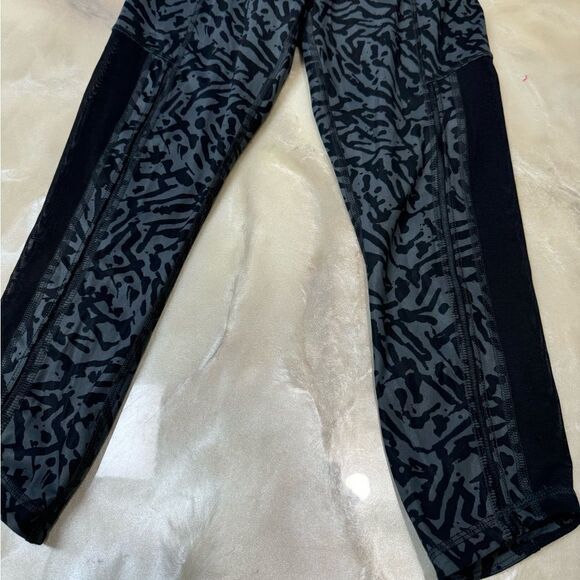 Lululemon Hot to Street Crop Biggie Brushed Animal Coal Black Legging Size 4 EUC - Picture 6 of 11
